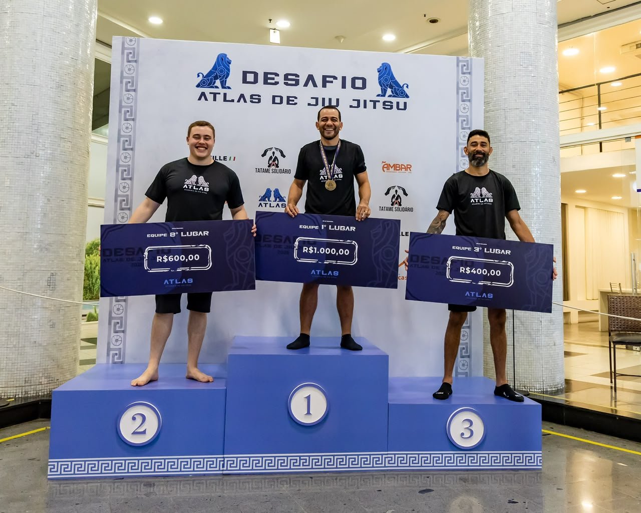 Atletas da Atlas celebrando conquistas no pódio